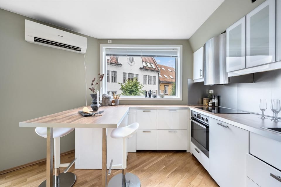 Coffee/tea facilities, Kitchen or kitchenette, Dining area, dishwasher, microwave, oven, stove, air conditioner