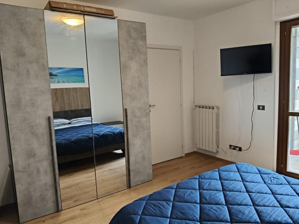 Bed, TV and multimedia, Photo of the whole room, Evening entertainment, Bedroom, wardrobe