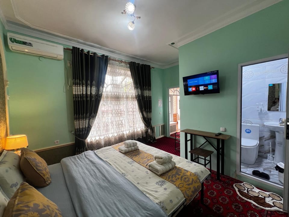 Communal lounge/ TV room, Bed, TV and multimedia, Living room, Photo of the whole room, Seating area, Evening entertainment, Bedroom, air conditioner