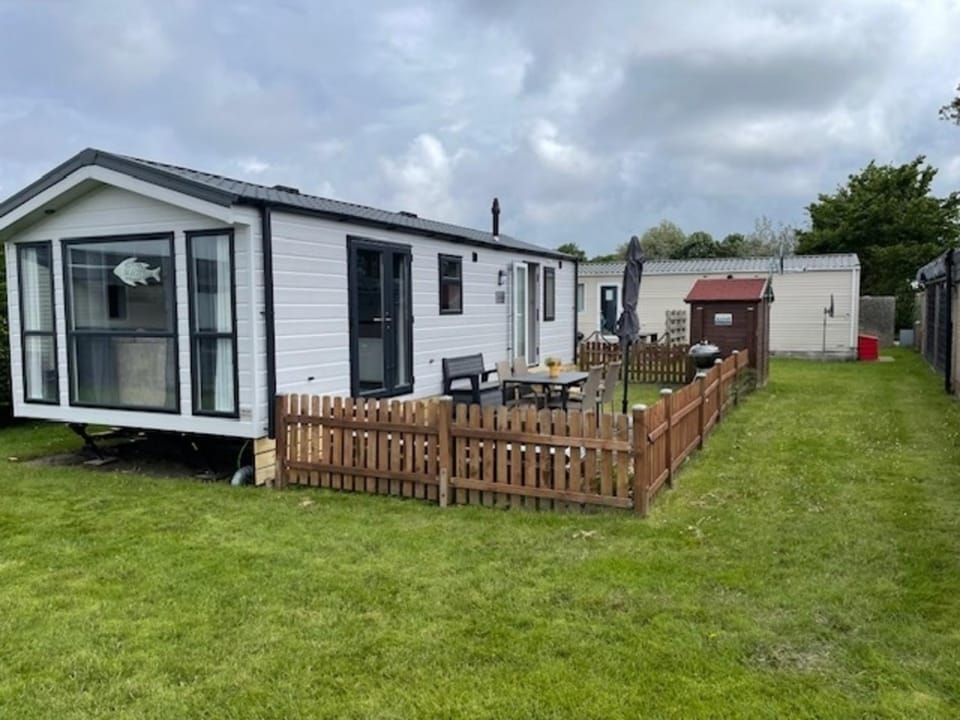 Nr 90 Neues, ruhiges Ferienhaus direkt am Wattenmeer, hundefreundlich, komplett eingezäunt House in North Holland (province)