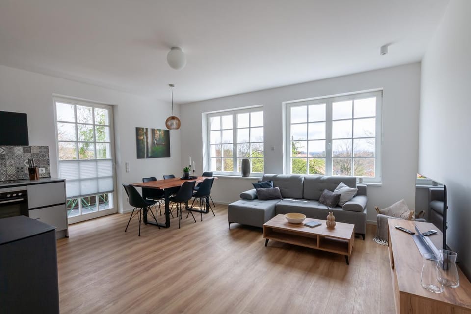 TV and multimedia, Living room, Seating area, Dining area