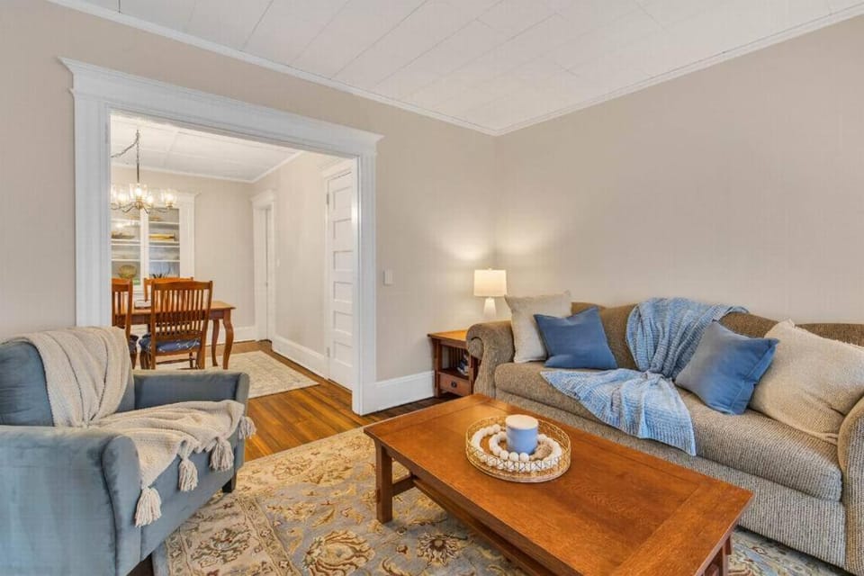 West Hartford Center: Cozy New England Apartment Apartment in West Hartford