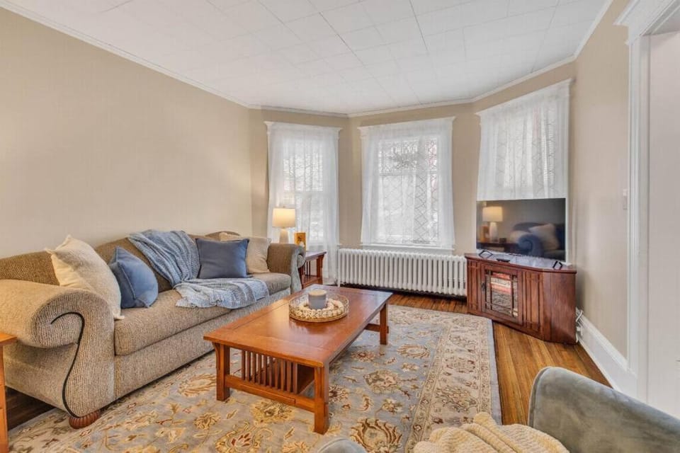 West Hartford Center: Cozy New England Apartment Apartment in West Hartford
