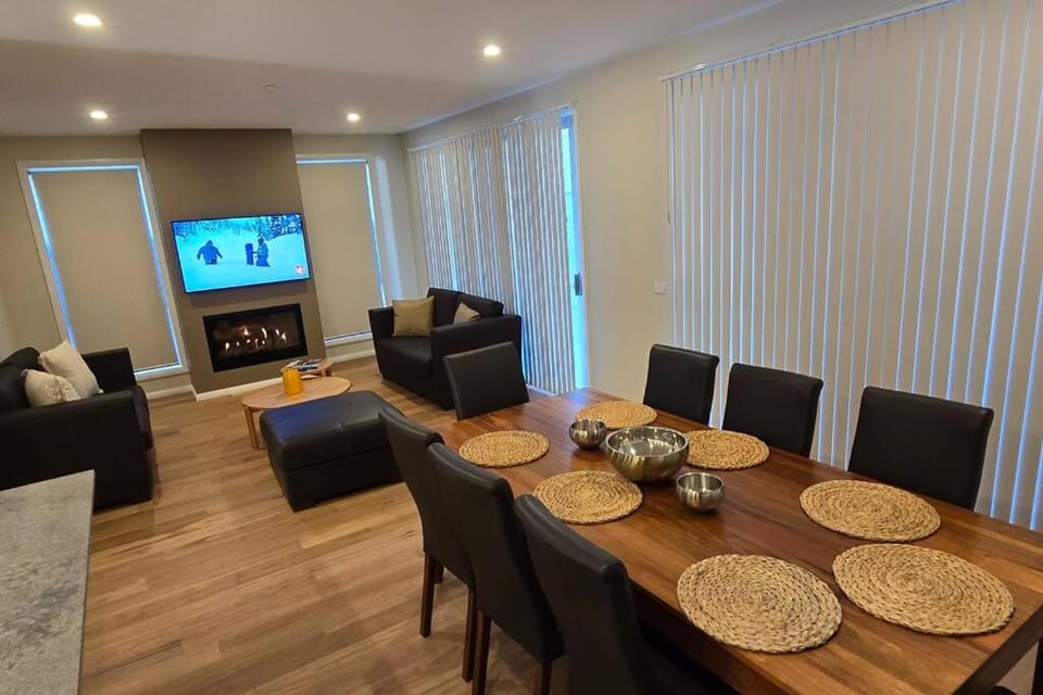 TV and multimedia, Living room, Seating area, Dining area, Evening entertainment