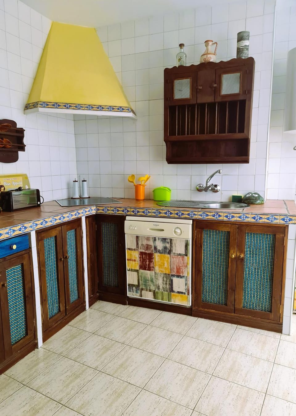 Kitchen or kitchenette, dishwasher, stove
