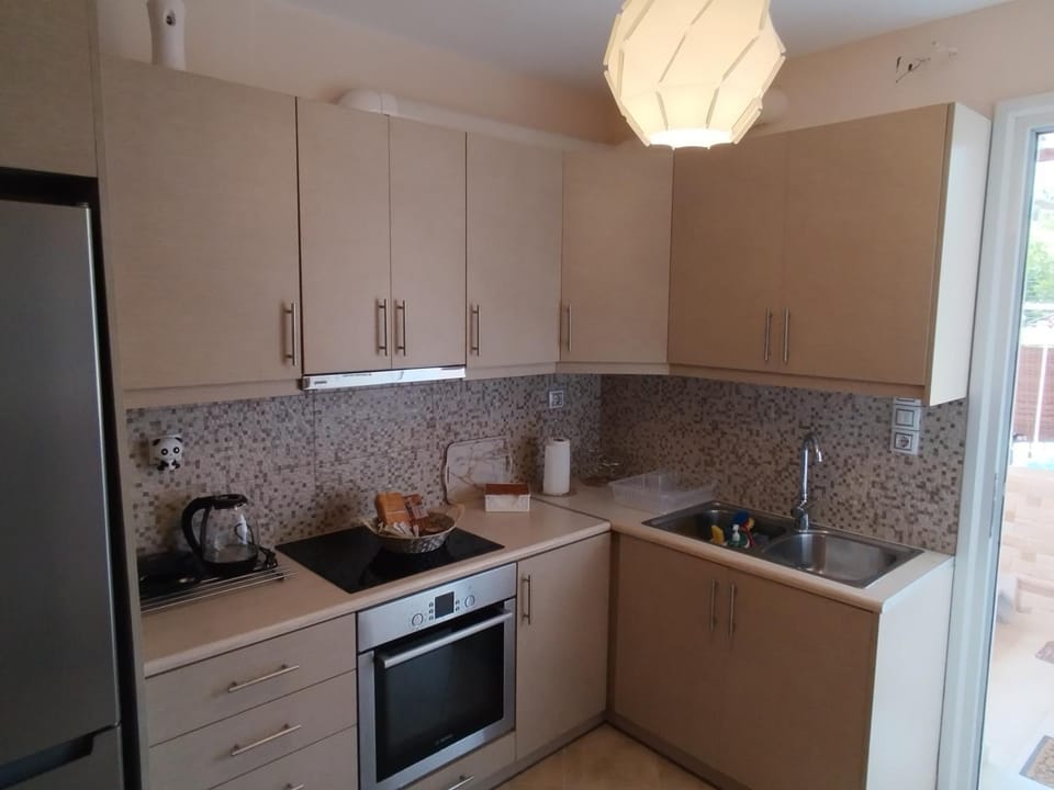 Coffee/tea facilities, Kitchen or kitchenette, stove