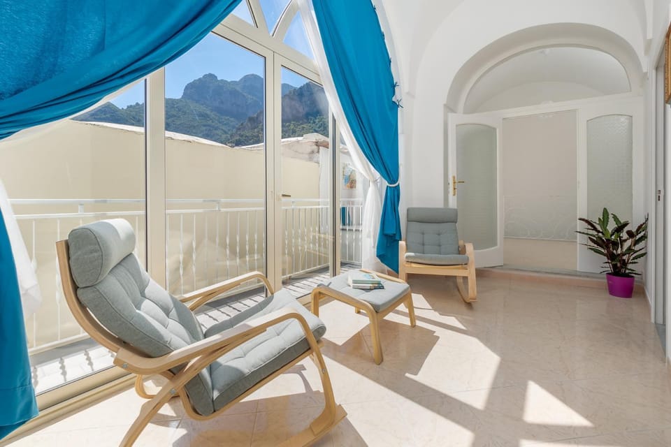 Patio, View (from property/room), Balcony/Terrace, Living room, Seating area, Mountain view