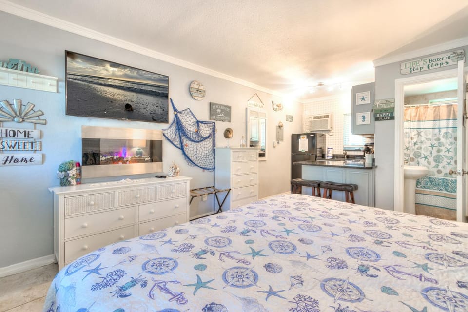 Tropic Terrace Suite #10 - Beachfront Resort Apartment in Treasure Island