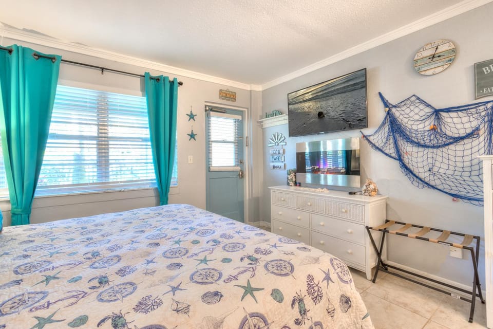 Tropic Terrace Suite #10 - Beachfront Resort Apartment in Treasure Island