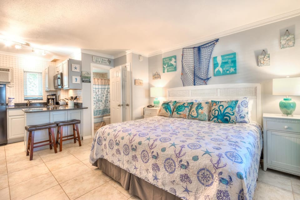 Tropic Terrace Suite #10 - Beachfront Resort Apartment in Treasure Island