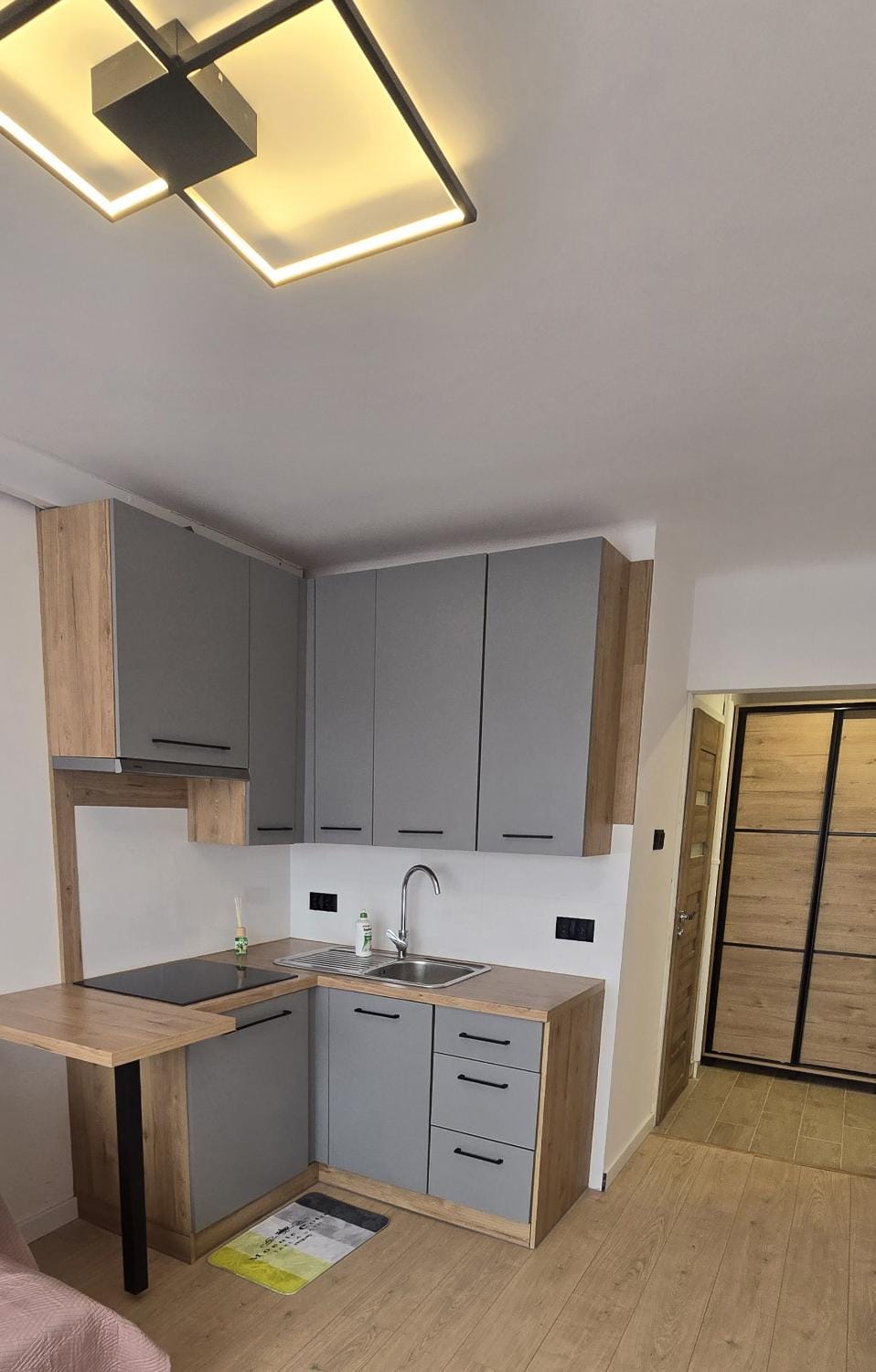 Kitchen or kitchenette, minibar, oven, stove
