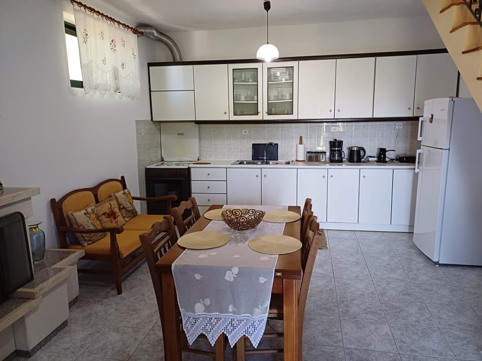Seating area, Dining area