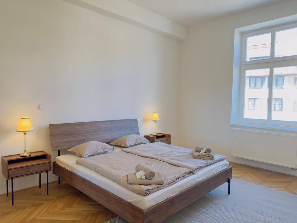 Bed, Photo of the whole room, Bedroom, towels