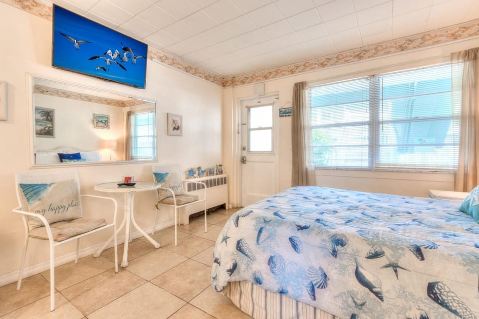 Tropic Terrace Suite #16 - Beachfront Resort Apartment in Treasure Island