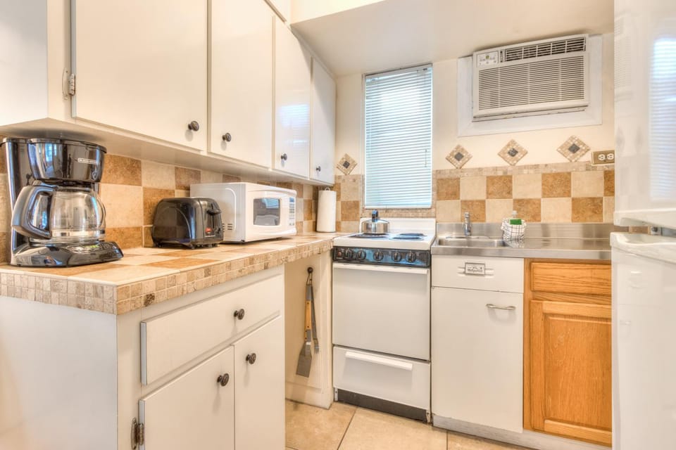 Tropic Terrace Suite #16 - Beachfront Resort Apartment in Treasure Island
