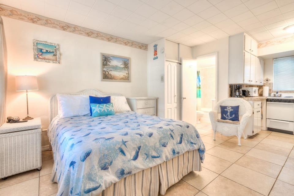 Tropic Terrace Suite #16 - Beachfront Resort Apartment in Treasure Island
