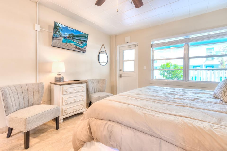Tropic Terrace #18 - Beachfront Resort Apartment in Treasure Island