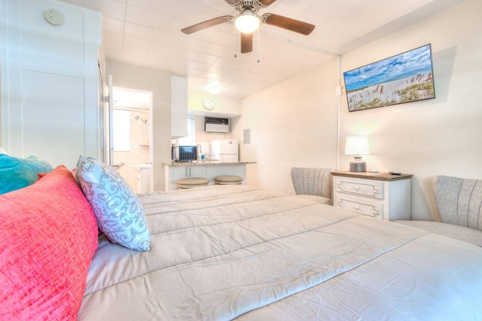 Tropic Terrace #18 - Beachfront Resort Apartment in Treasure Island