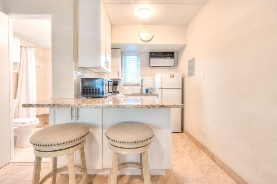 Tropic Terrace #18 - Beachfront Resort Apartment in Treasure Island