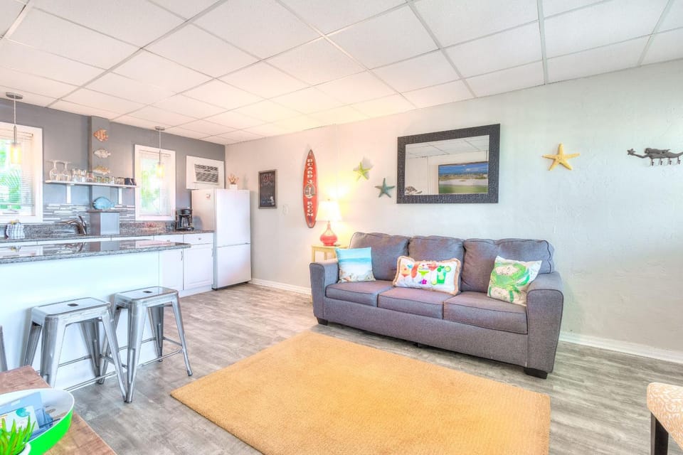 Tropic Terrace #35 - Beachfront Resort Apartment in Treasure Island