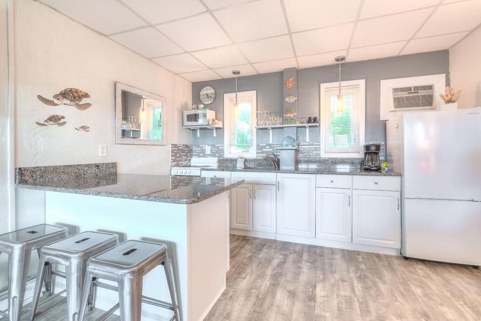 Tropic Terrace #35 - Beachfront Resort Apartment in Treasure Island