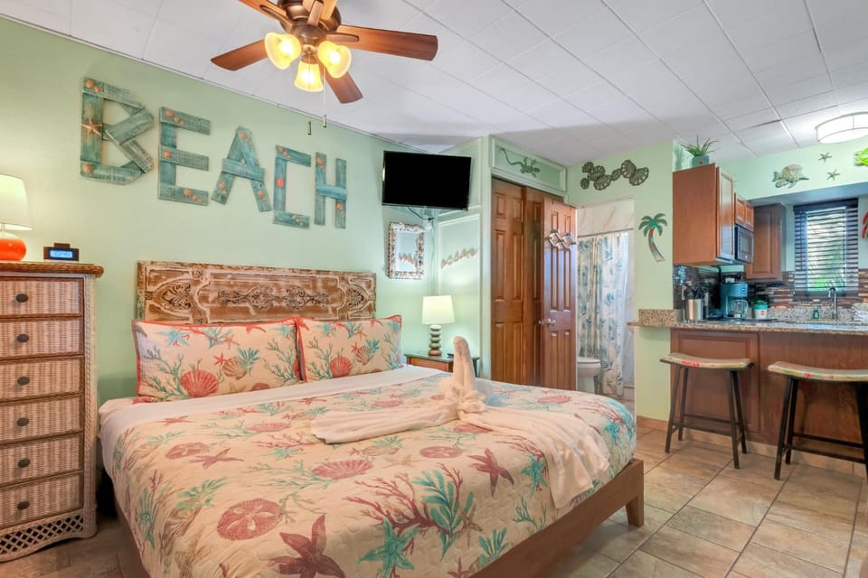 Tropic Terrace #37 - Beachfront Resort Apartment in Treasure Island