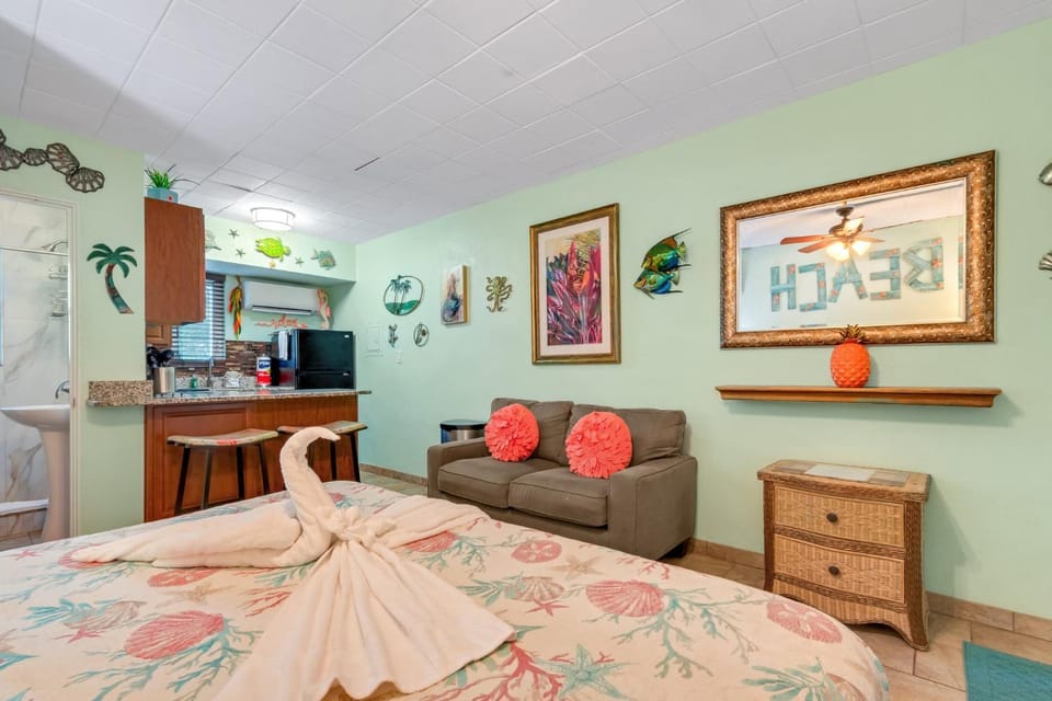 Tropic Terrace #37 - Beachfront Resort Apartment in Treasure Island
