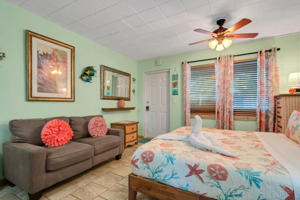 Tropic Terrace #37 - Beachfront Resort Apartment in Treasure Island