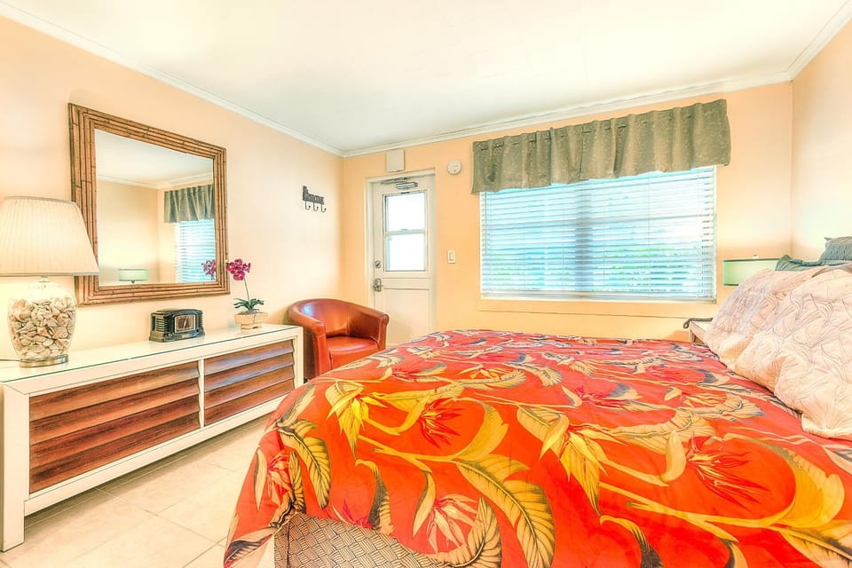 Tropic Terrace Suite #3 - Beachfront Resort Apartment in Treasure Island