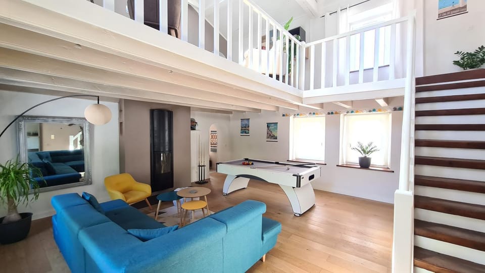 Living room, Seating area