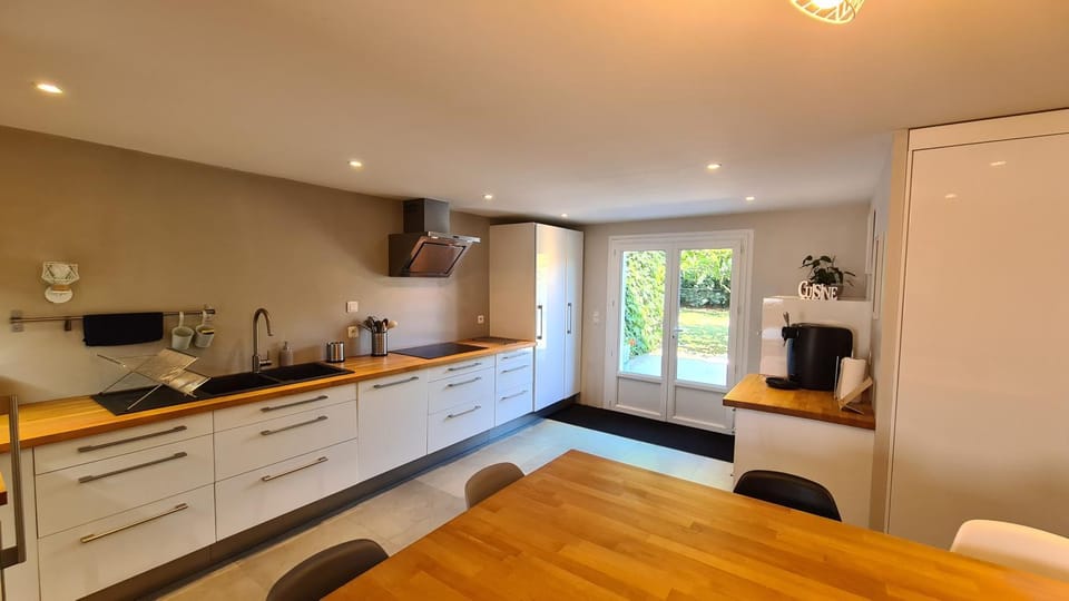 Kitchen or kitchenette, Dining area, minibar, stove