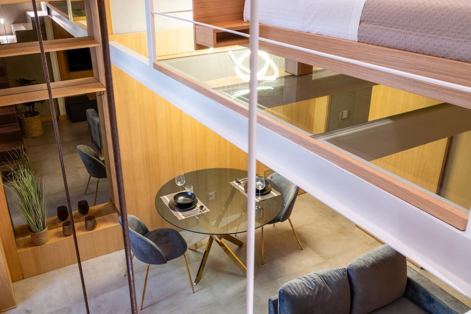 Bed, Living room, Photo of the whole room, Seating area, Dining area