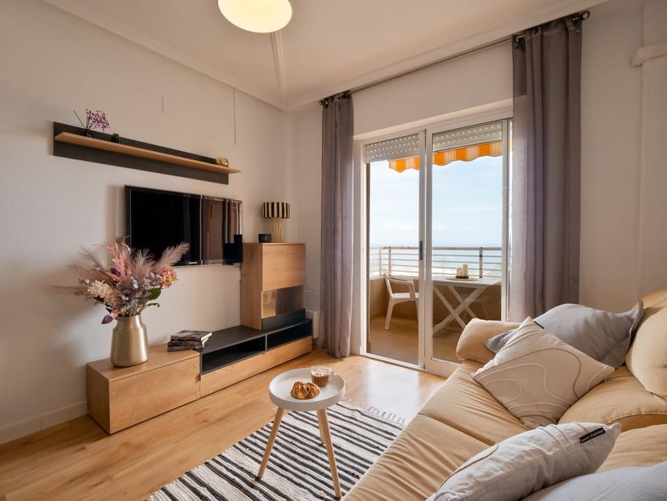 TV and multimedia, Living room, Seating area, Evening entertainment