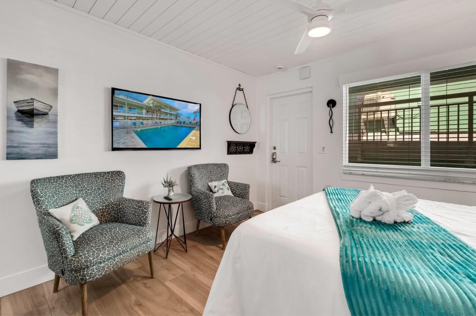 Tropic Terrace Suite #39 - Beachfront Resort Apartment in Treasure Island