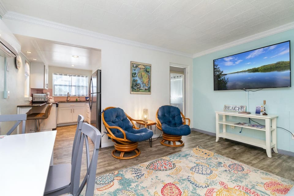Tropic Terrace Suite #44 - Beachfront Resort Apartment in Treasure Island