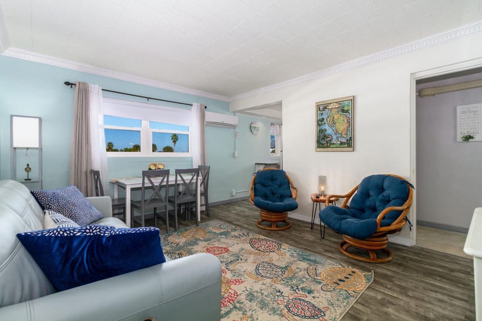 Tropic Terrace Suite #44 - Beachfront Resort Apartment in Treasure Island
