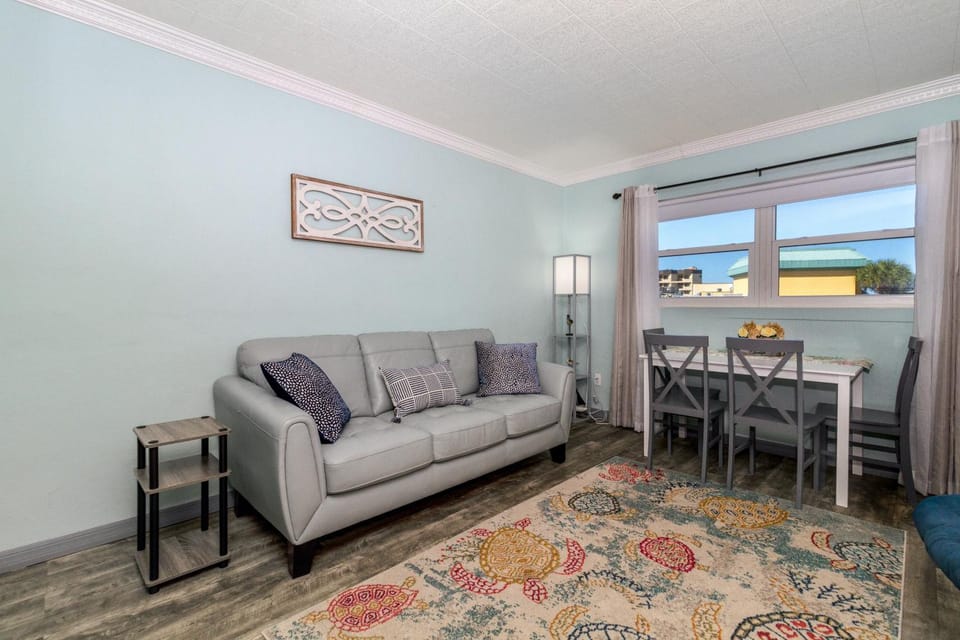 Tropic Terrace Suite #44 - Beachfront Resort Apartment in Treasure Island