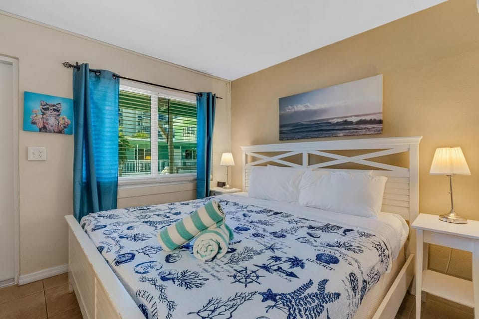 Tropic Terrace Suite #48 - Beachfront Resort Apartment in Treasure Island