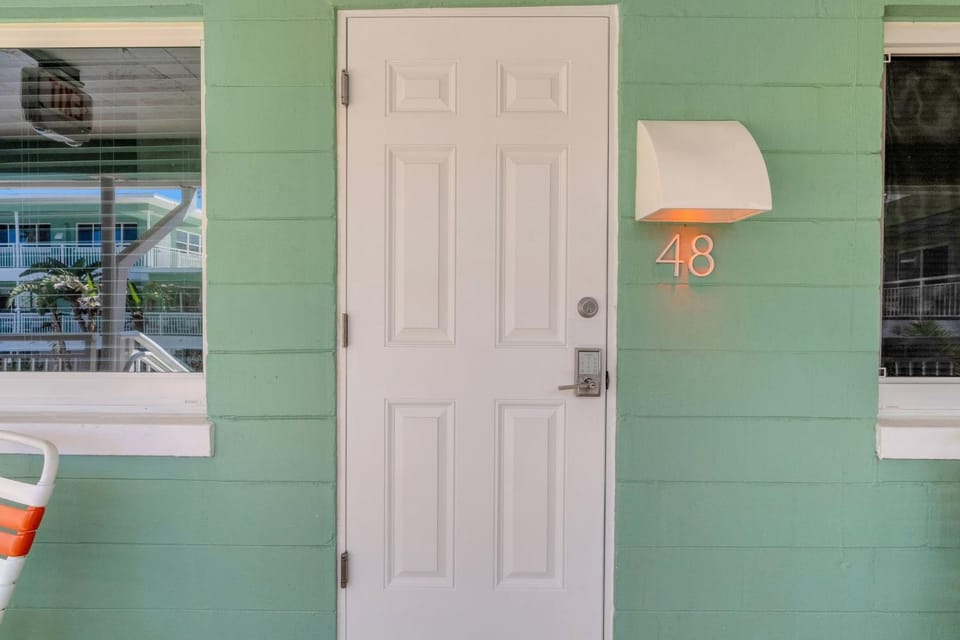 Tropic Terrace Suite #48 - Beachfront Resort Apartment in Treasure Island