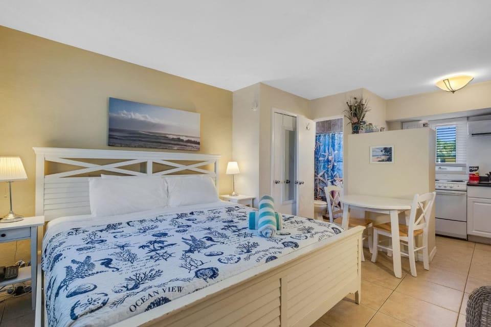 Tropic Terrace Suite #48 - Beachfront Resort Apartment in Treasure Island