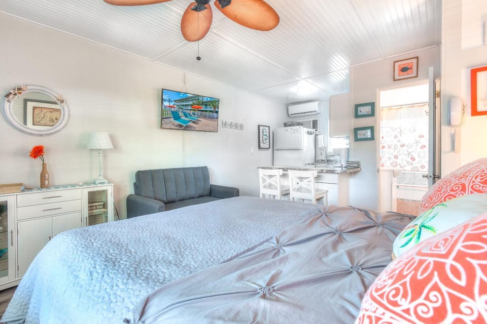 Tropic Terrace Suite #49 - Beachfront Resort Resort in Treasure Island
