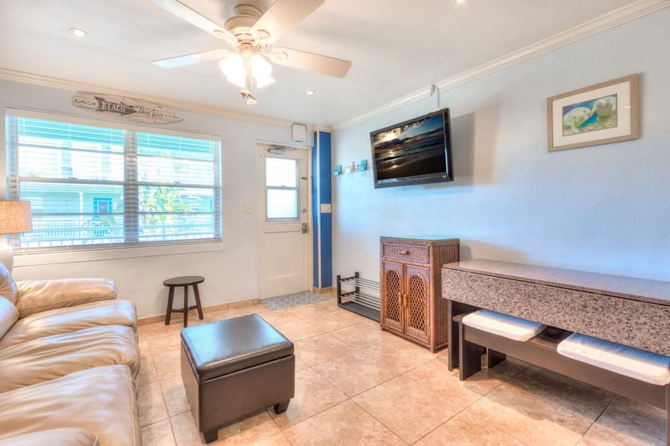 Tropic Terrace Suite #51 - Beachfront Resort Apartment in Treasure Island