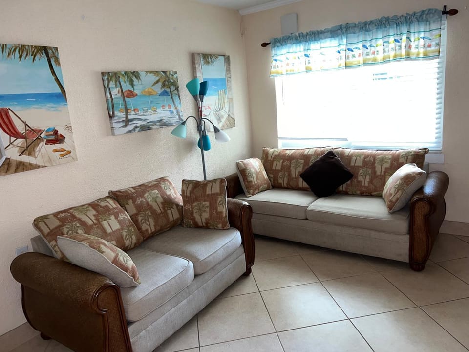 Tropic Terrace Suite #8 - Beachfront Resort Apartment in Treasure Island