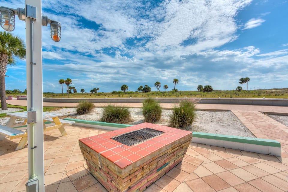 Tropic Terrace Suite #9 - Beachfront Resort Resort in Treasure Island