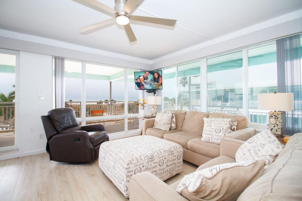 Tropic Terrace Resort #59 - Beach View Penthouse! Apartment in Treasure Island