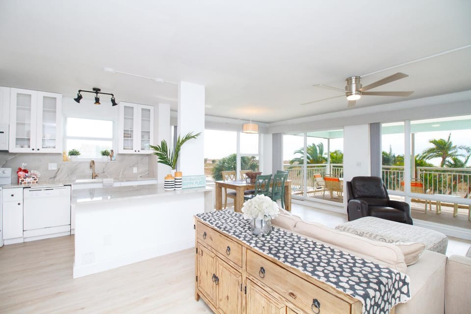 Tropic Terrace Resort #59 - Beach View Penthouse! Apartment in Treasure Island