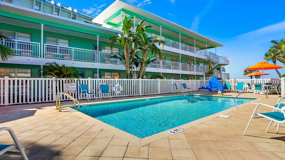 Tropic Terrace Resort #27 -Beach View Suite Apartment in Treasure Island