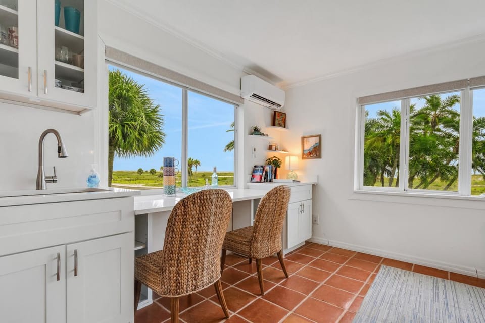 Tropic Terrace Resort #27 -Beach View Suite Apartment in Treasure Island