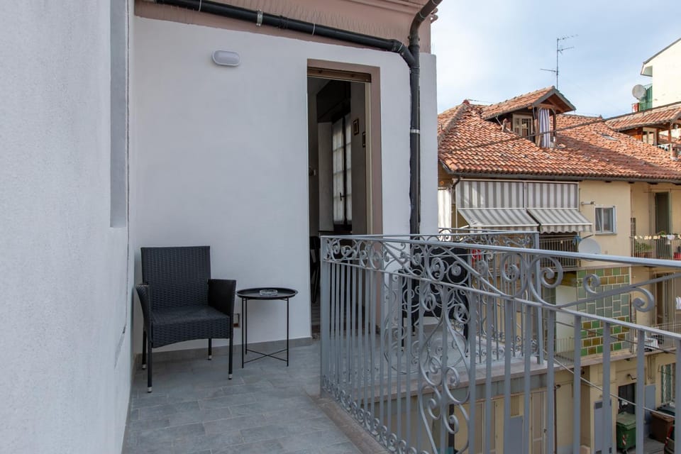 Property building, Day, Balcony/Terrace
