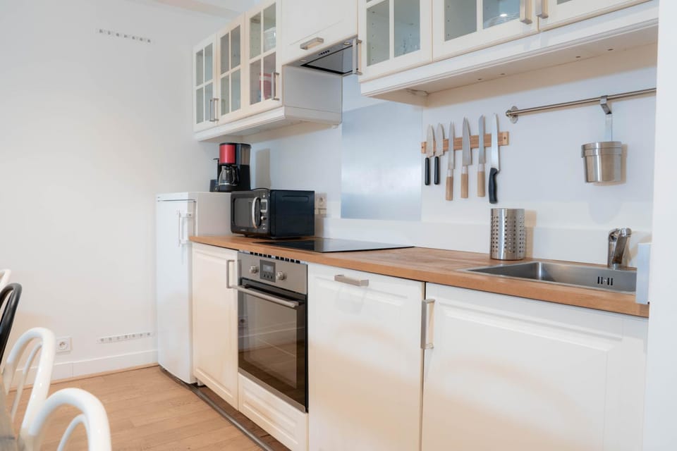 Coffee/tea facilities, dishwasher, oven, stove